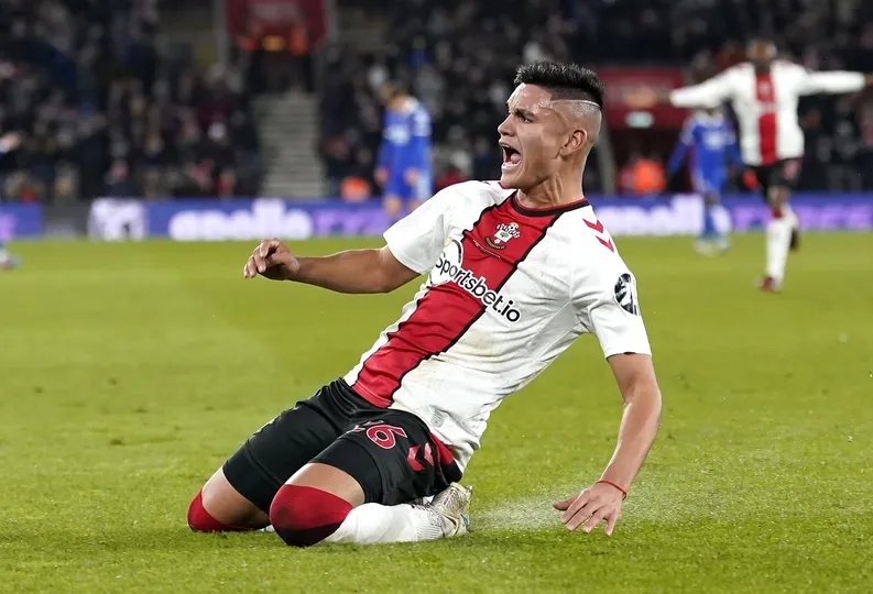 Carlos Alcaraz, meia do Southampton e alvo do Flamengo