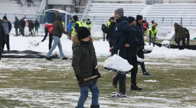 Torcida do Osijek se juntou para limpar neve do campo e, paga pelo clube, doou dinheiro &agrave; caridade