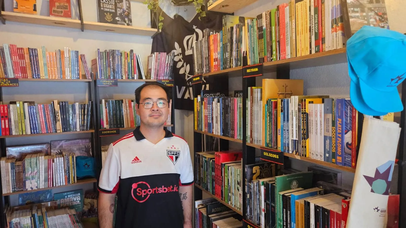 Carlos &eacute; um dos s&oacute;cios da Livraria Barrilete 