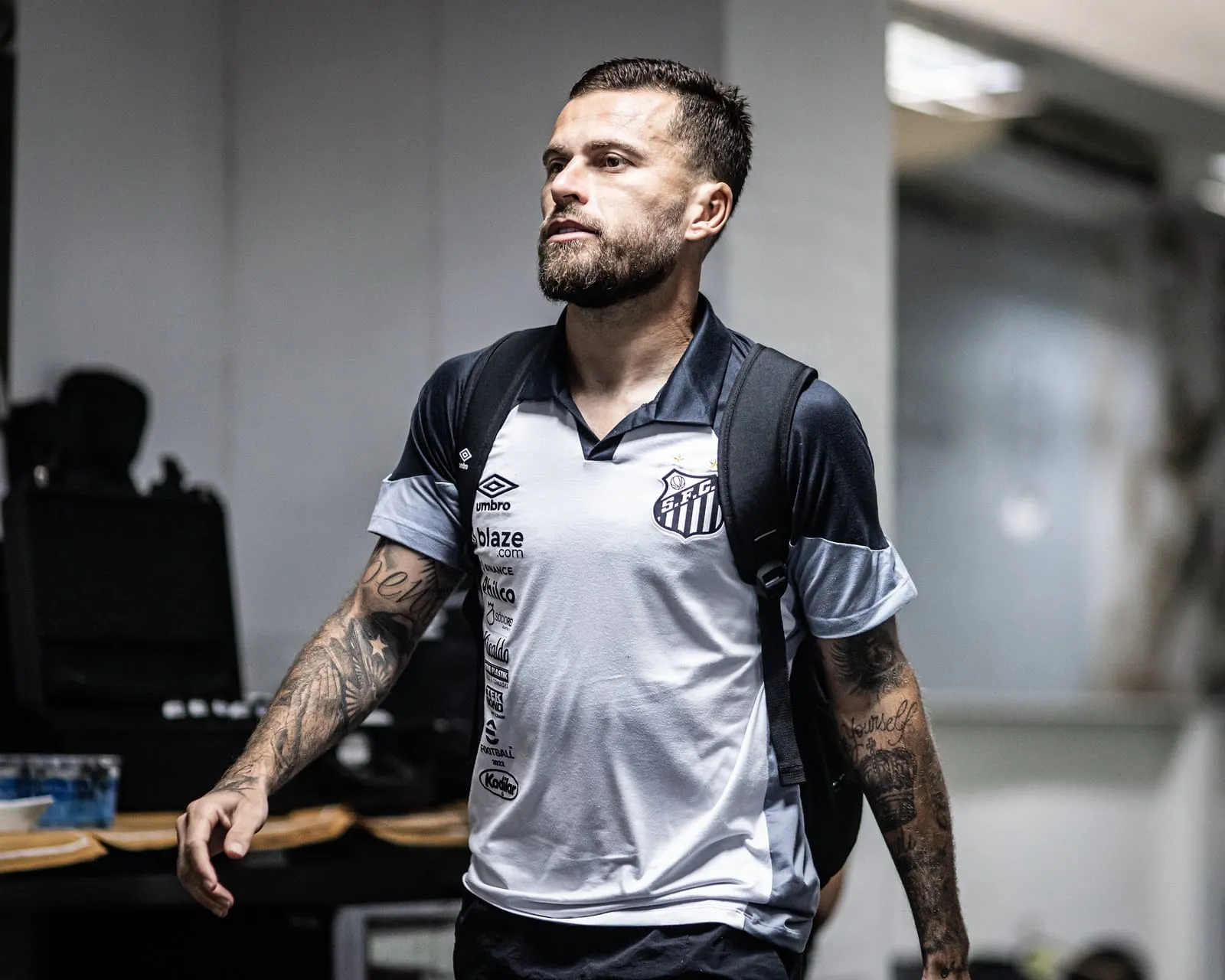 Fora dos planos, Lucas Lima n&atilde;o atrai propostas e tem mais de R$ 5 milh&otilde;es para receber do Santos
