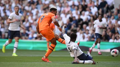 Joelinton abre sua contagem pelo Newcastle em vit&oacute;ria inesperada sobre o Tottenham