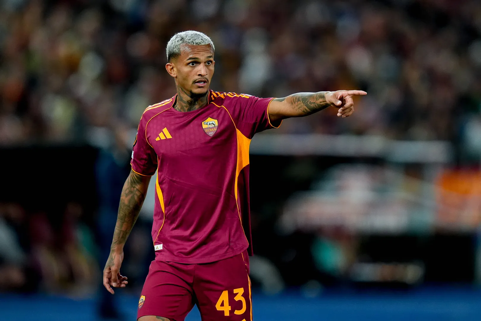 Wesley em campo pela Roma 
