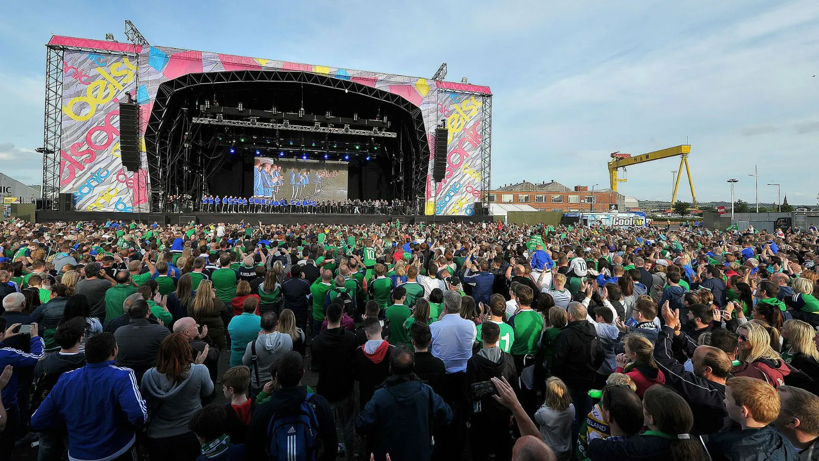 [V&iacute;deo] Will Grigg deixou essa multid&atilde;o toda em chamas na recep&ccedil;&atilde;o &agrave; sele&ccedil;&atilde;o em Belfast