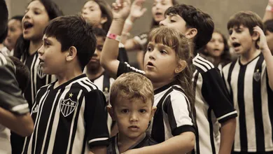 A torcedora mirim do Atl&eacute;tico-MG que chorou por entrar com o advers&aacute;rio e ganhou um dia dos sonhos na Arena MRV