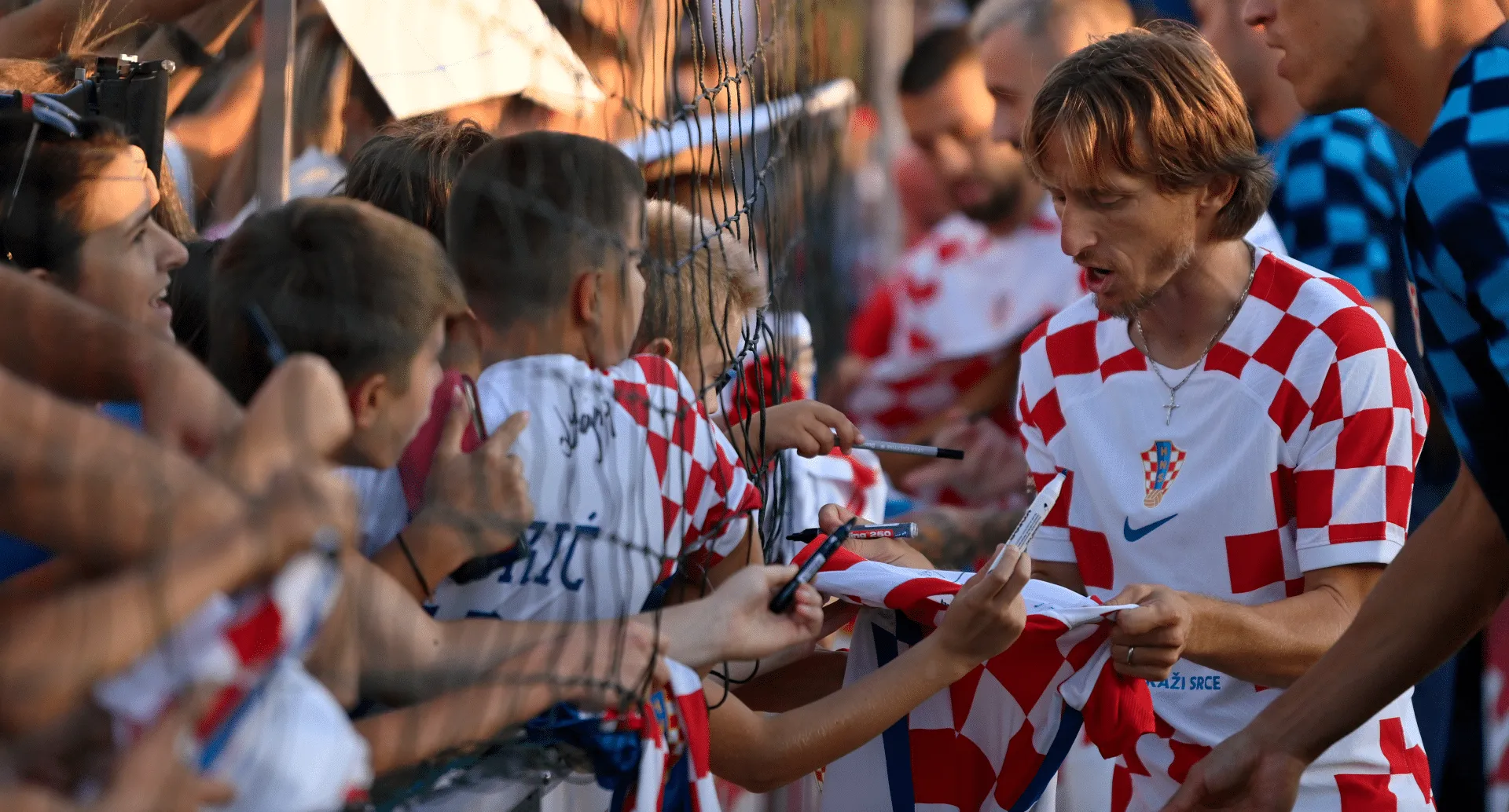 Modric: &ldquo;N&atilde;o preciso elevar meu ego com grandes ofertas, quero curtir o Real Madrid&rdquo;