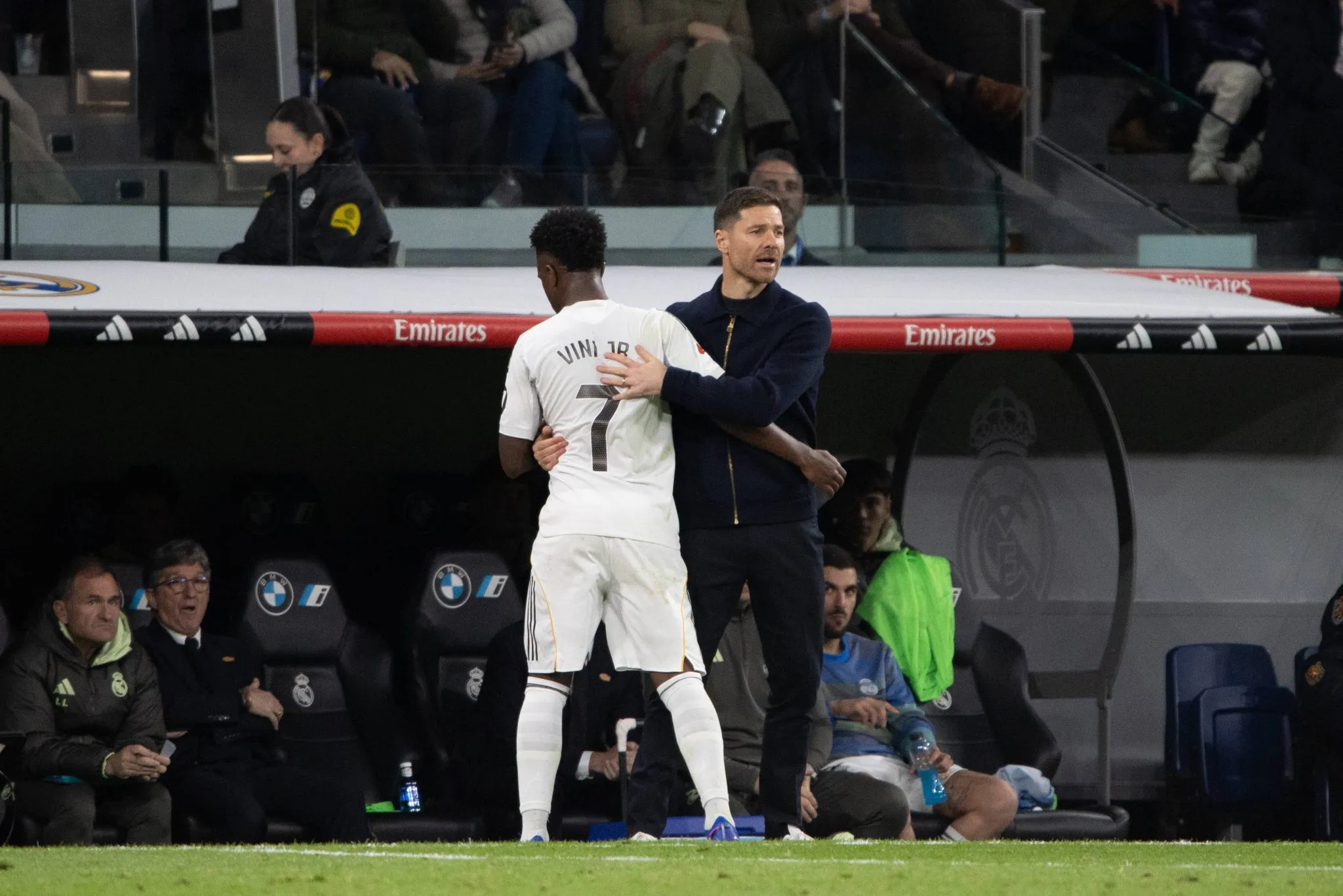 Xabi Alonso cumprimenta Vin&iacute;cius Junior durante jogo do Real Madrid
