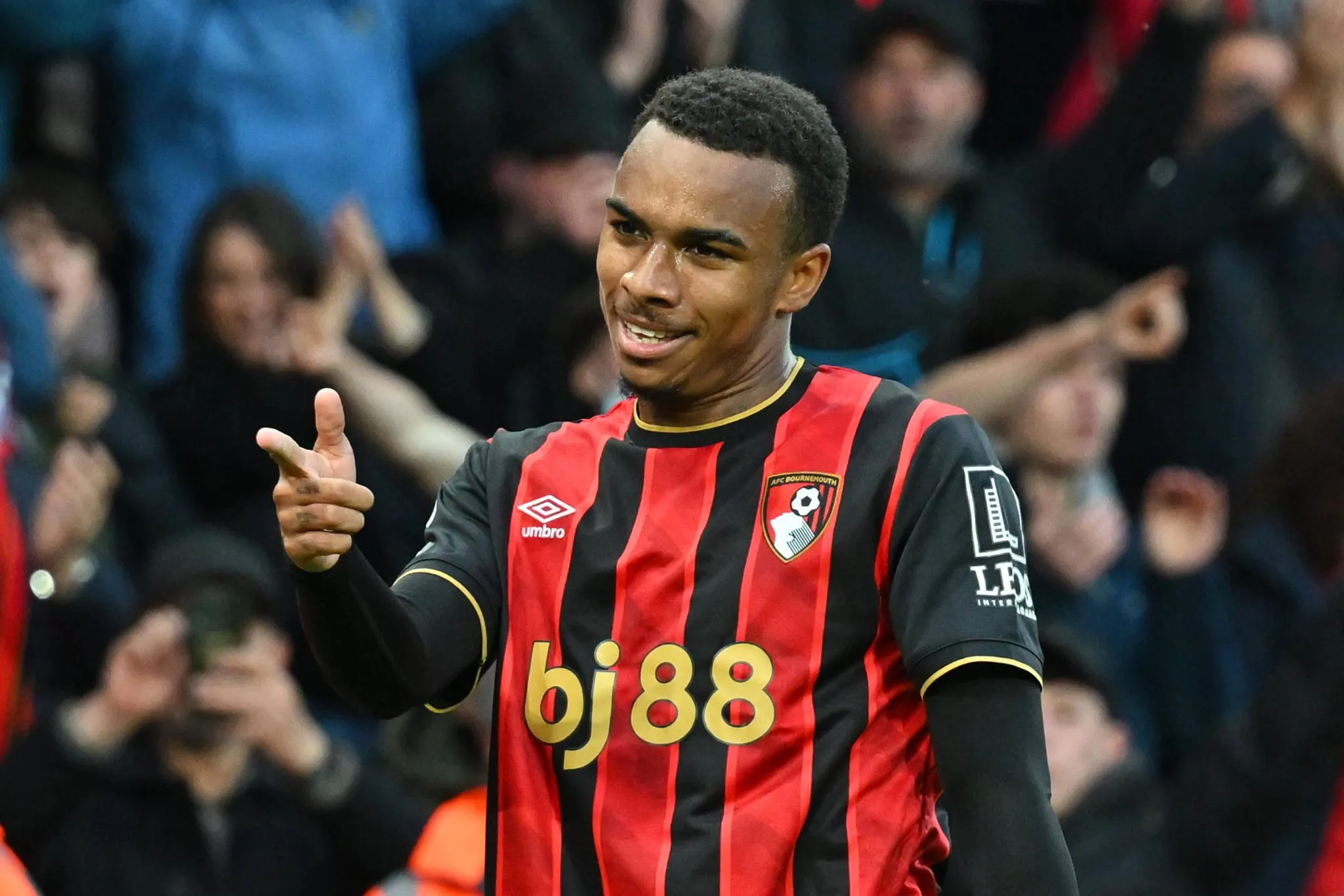 Junior Kroupi celebra gol pelo Bournemouth 