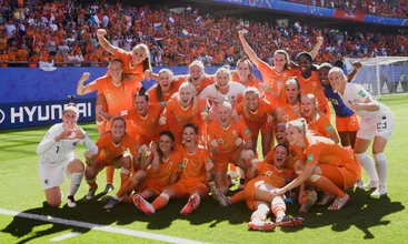 Um segundo tempo exuberante garantiu a Holanda na in&eacute;dita semifinal da Copa Feminina