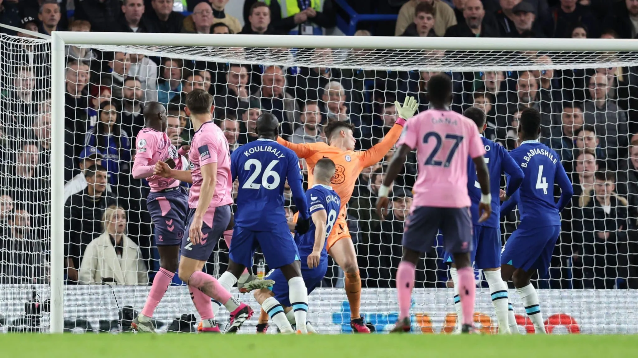 Chelsea fez um jogo para vencer, mas o Everton brigou at&eacute; o fim para arrancar o empate