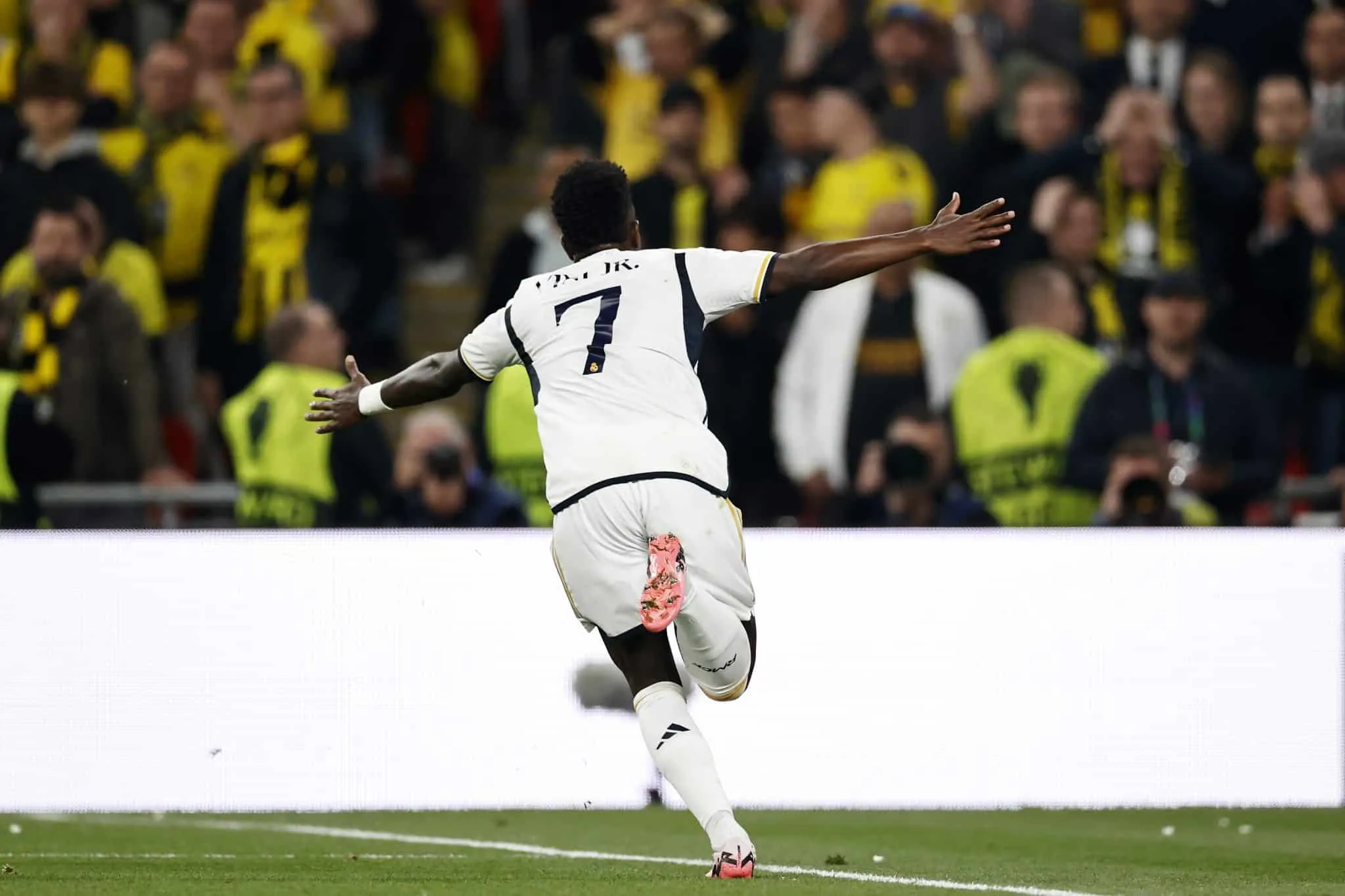 Melhor do mundo? Vini Jr. marca, Real Madrid castiga Borussia e &eacute; campe&atilde;o da Champions