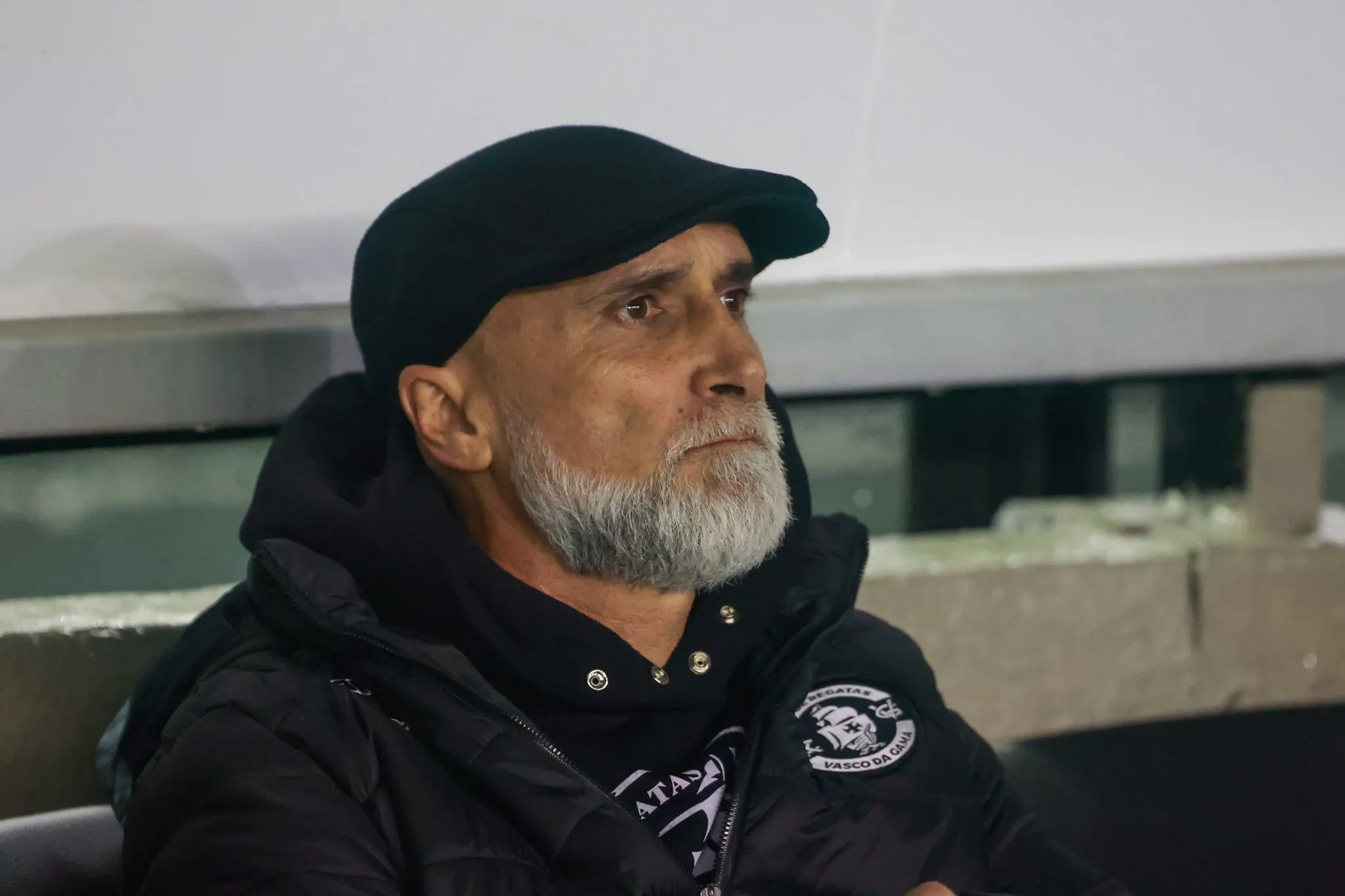 Malas prontas? Vasco de &Aacute;lvaro Pacheco segue com &lsquo;peneira&rsquo; na defesa e voa rumo &agrave; zona de rebaixamento