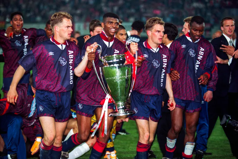 Kanu comemora o t&iacute;tulo da Champions League com o Ajax em 1995