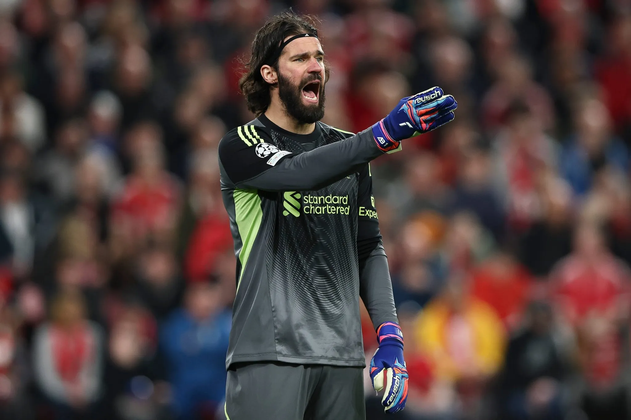 Alisson em a&ccedil;&atilde;o pelo Liverpool