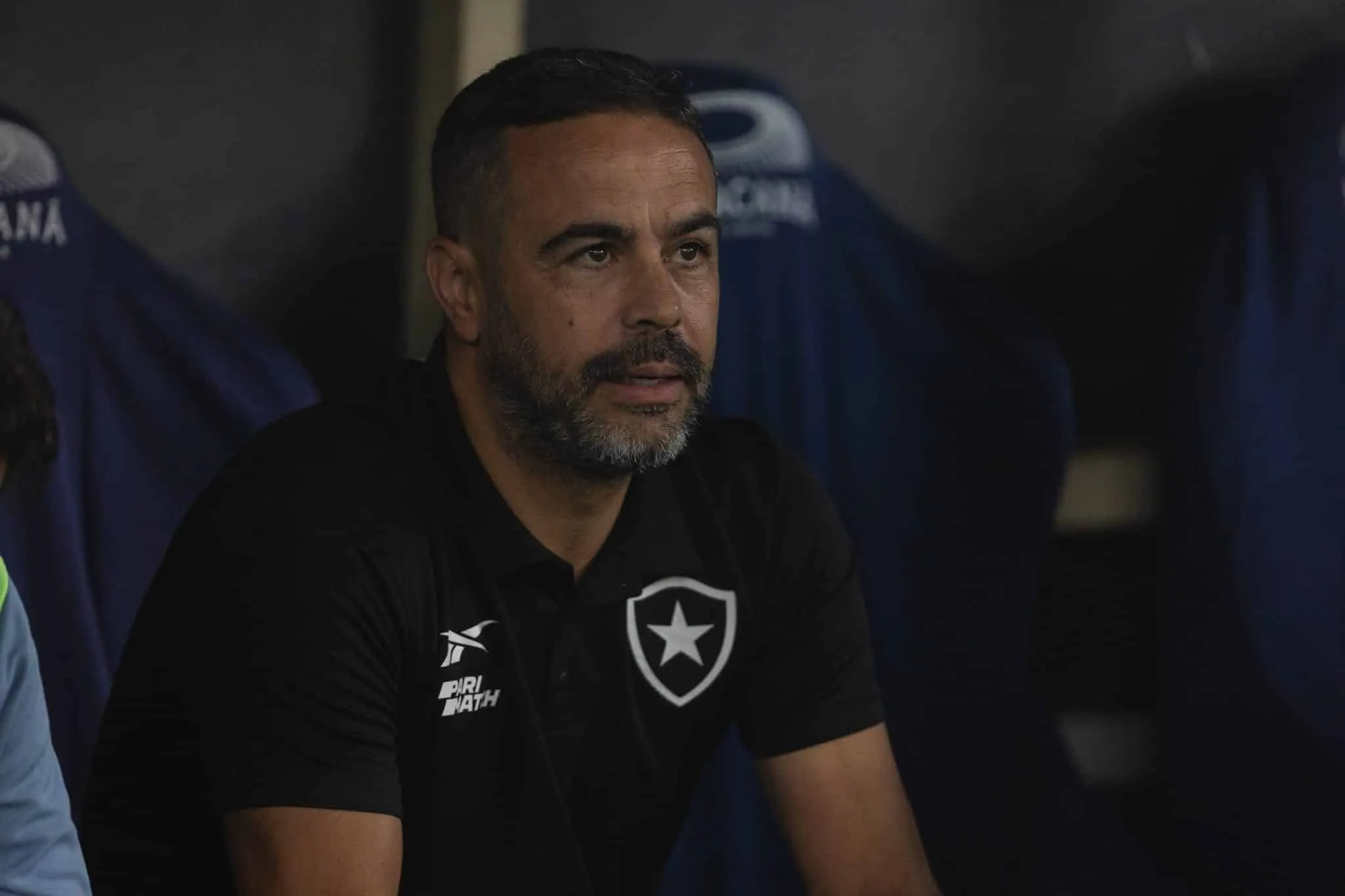 Botafogo manda recados em meio a especula&ccedil;&otilde;es sobre o futuro de Artur Jorge