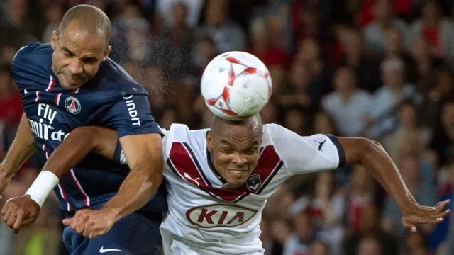 alex-do-psg-disputa-bola-com-henrique-do-bordeaux-em-partida-do-campeonato-frances-26082012-1346016107128_956x500