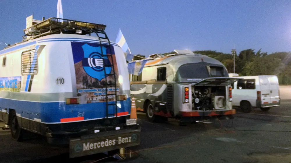 Os &ocirc;nibus e caminh&otilde;es precisam recarregar as energias, e s&atilde;o muitos cabos pelo ch&atilde;o (Foto: Felipe Lobo/Trivela)