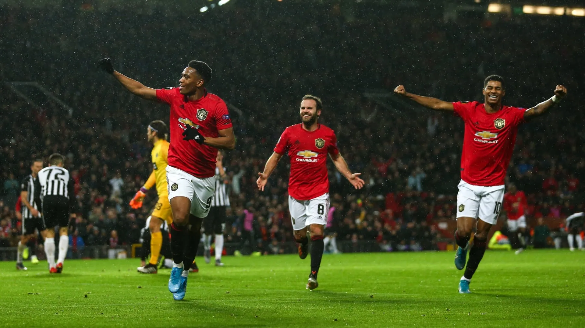 Numa noite inspirada de seu ataque, o Manchester United derrotou o Partizan e carimbou a classifica&ccedil;&atilde;o