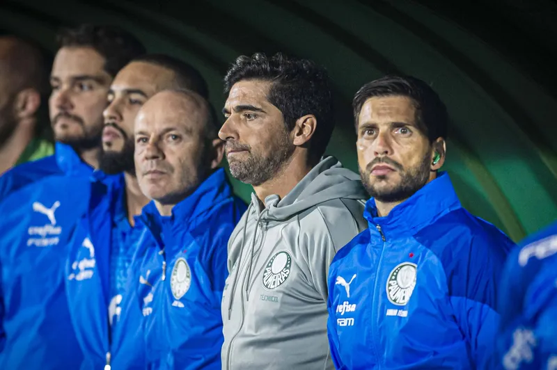Abel Ferreira e sua comiss&atilde;o t&eacute;cnica em jogo do Palmeiras (Foto: Anderson Lira/Fotoarena)