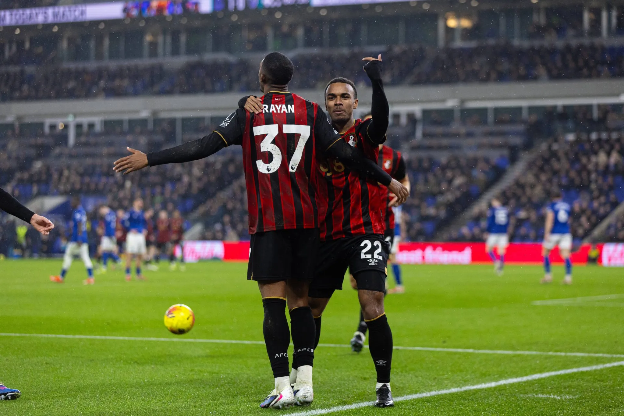 Rayan e Kroupi celebram gol do Bournemouth