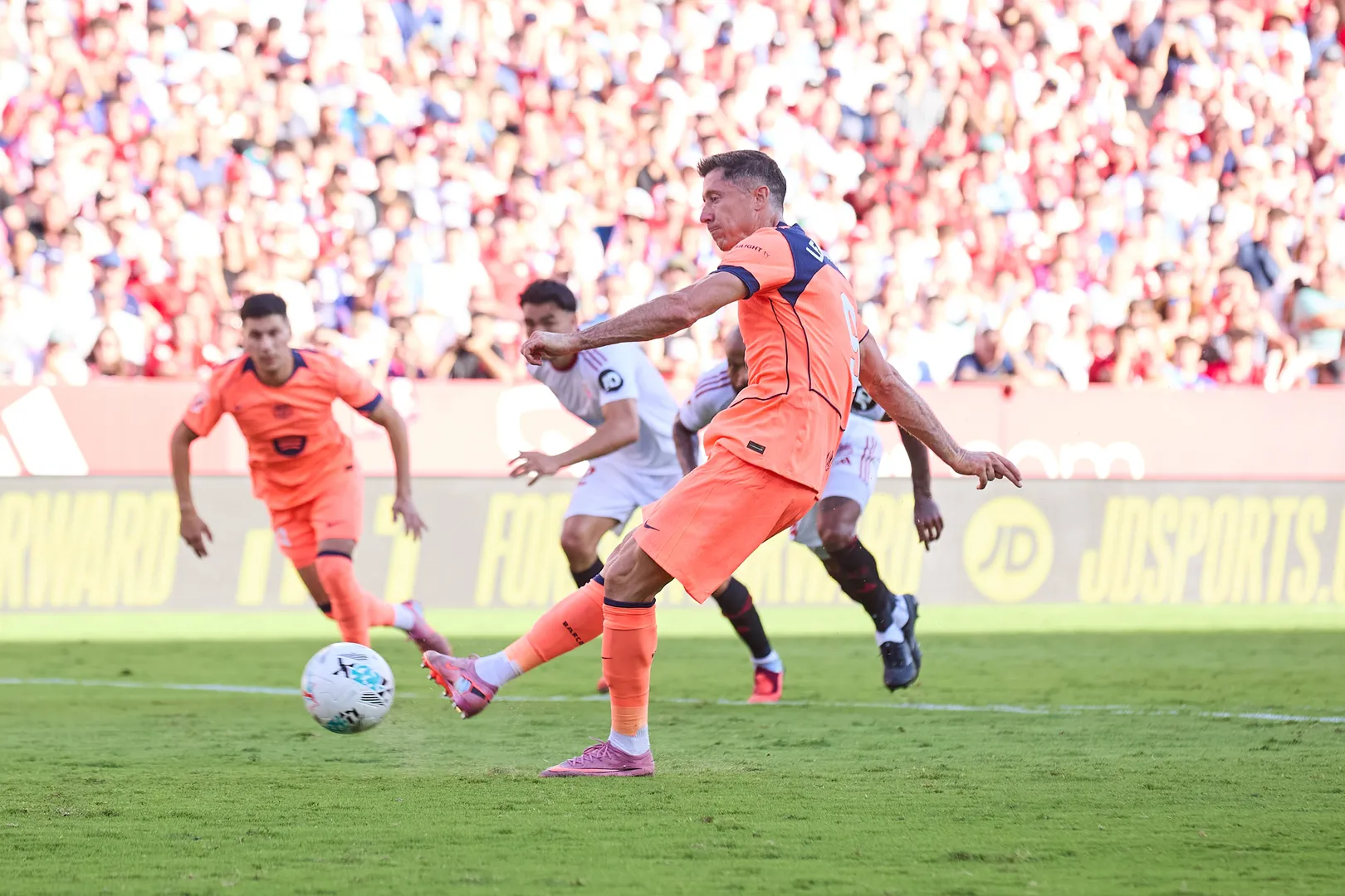 Lewandowski perde p&ecirc;nalti em Sevilla x Barcelona (Foto: Imago)