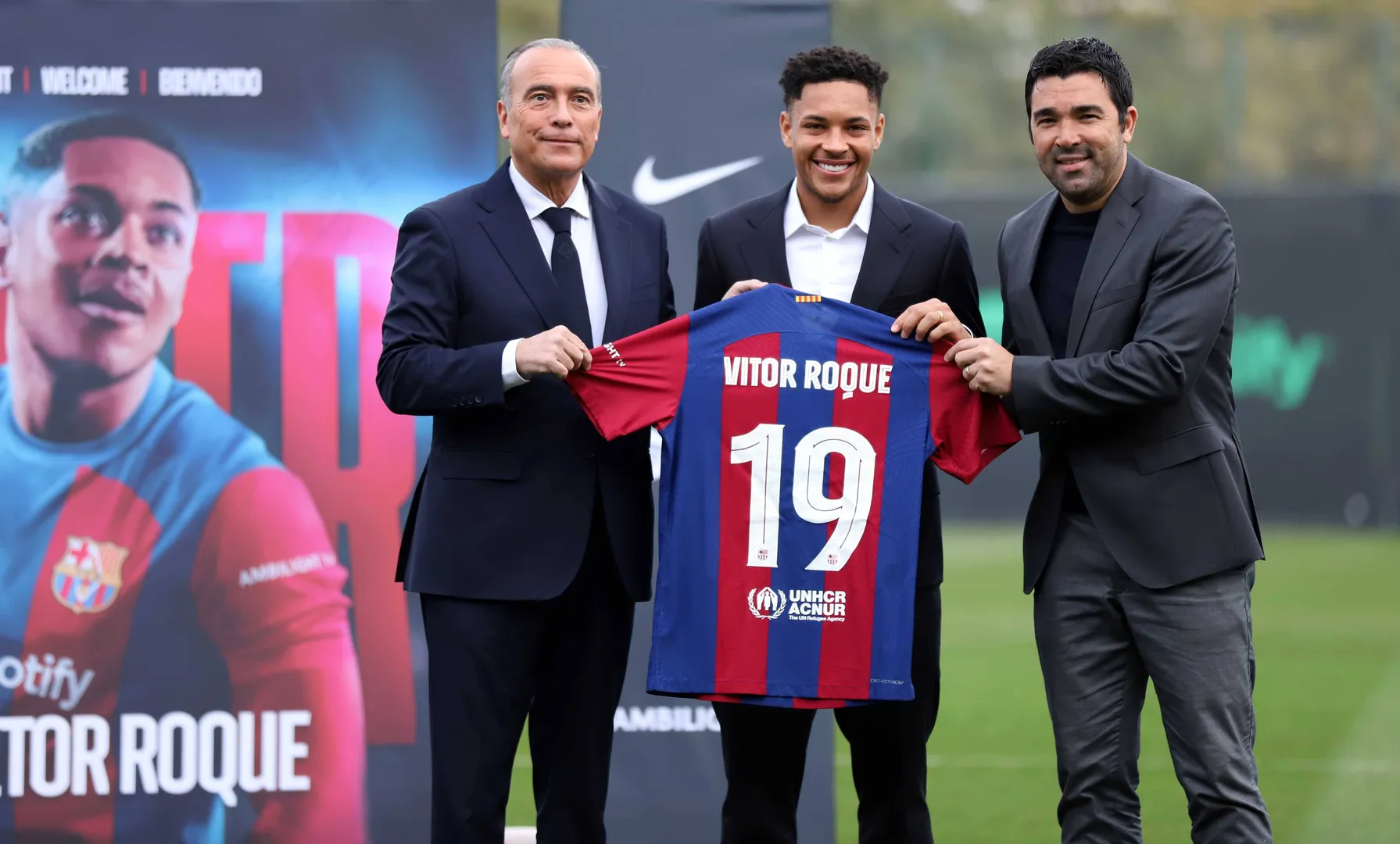 Deco e Vitor Roque durante apresenta&ccedil;&atilde;o do brasileiro no Barcelona