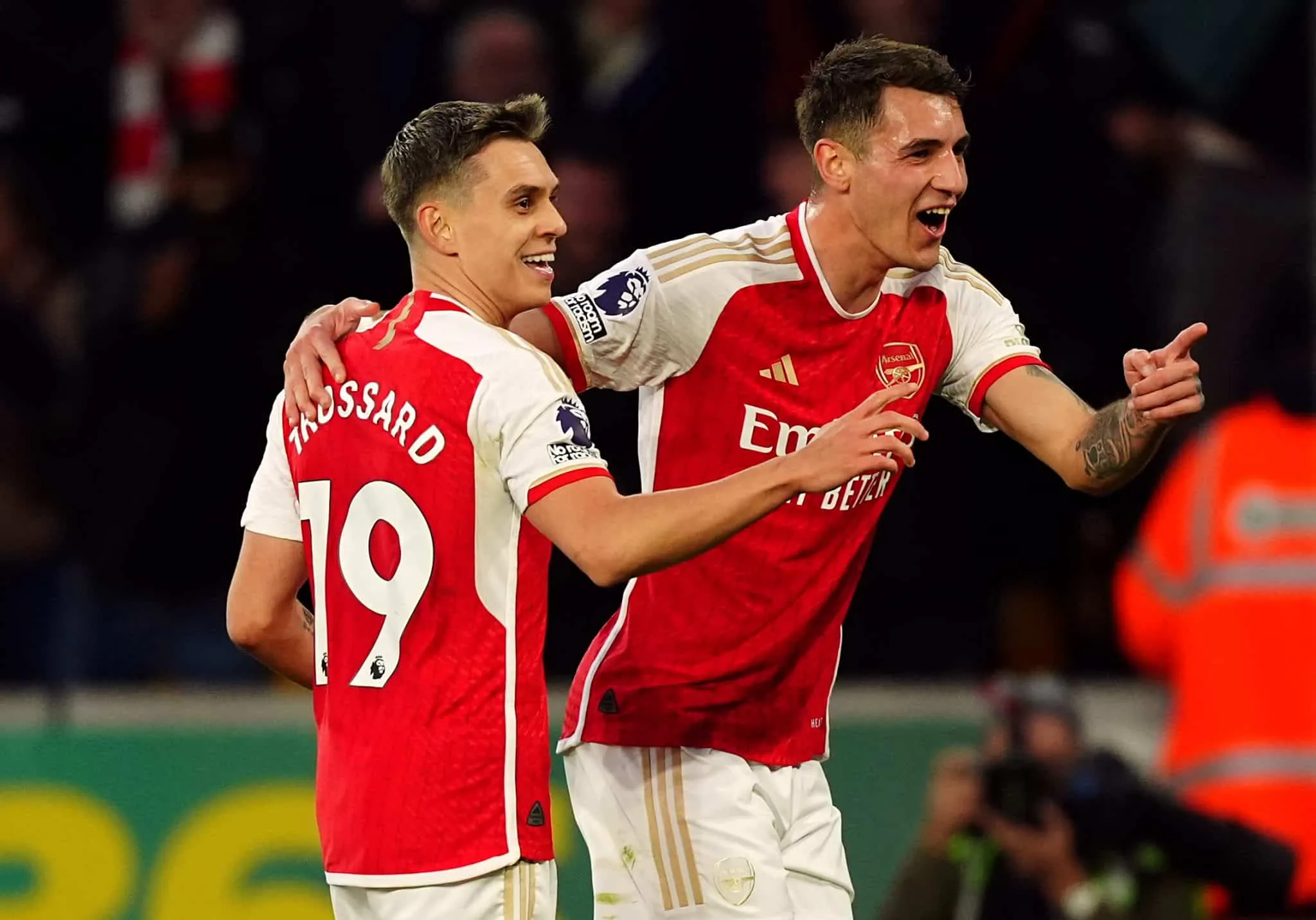 Arsenal joga para o gasto contra o Wolves e mant&eacute;m sonho vivo na Premier League
