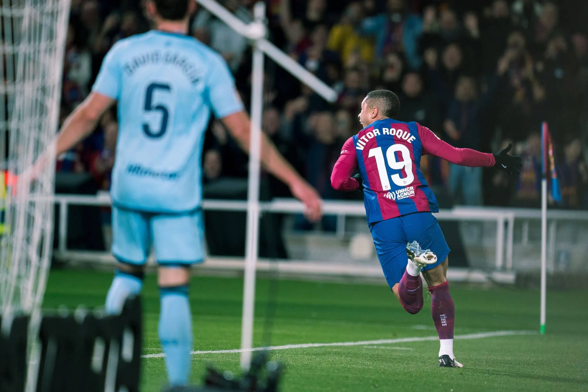Contexto, trabalho coletivo e movimenta&ccedil;&atilde;o: o primeiro gol de Vitor Roque no Barcelona em tr&ecirc;s atos