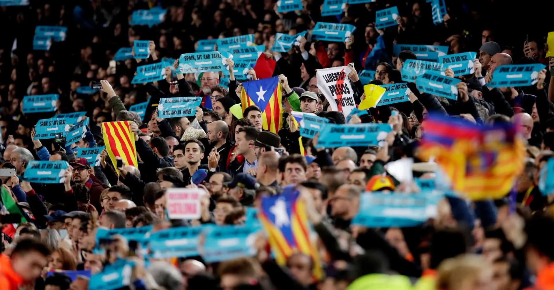 O Bar&ccedil;a x Real tamb&eacute;m foi marcado por protestos em prol da Catalunha e embates no entorno do Camp Nou