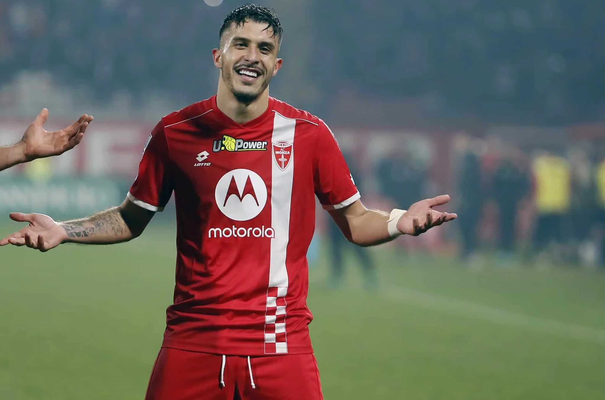 Milan busca empate com um a menos, mas Monza acha gola&ccedil;o para vencer gigante