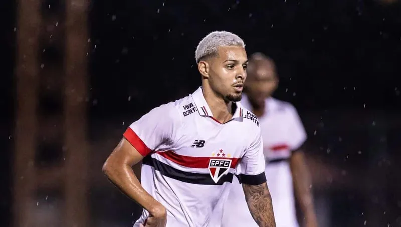 O meia Matheus Alves em a&ccedil;&atilde;o pelo S&atilde;o Paulo sub-20