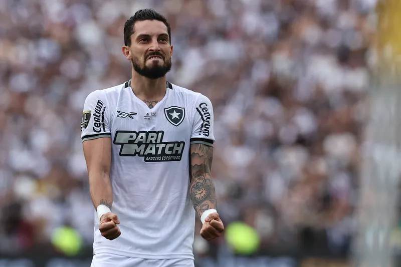 Alex Telles foi um dos titulares que chegou ao Botafogo no meio de 2024 (Foto: Imago)