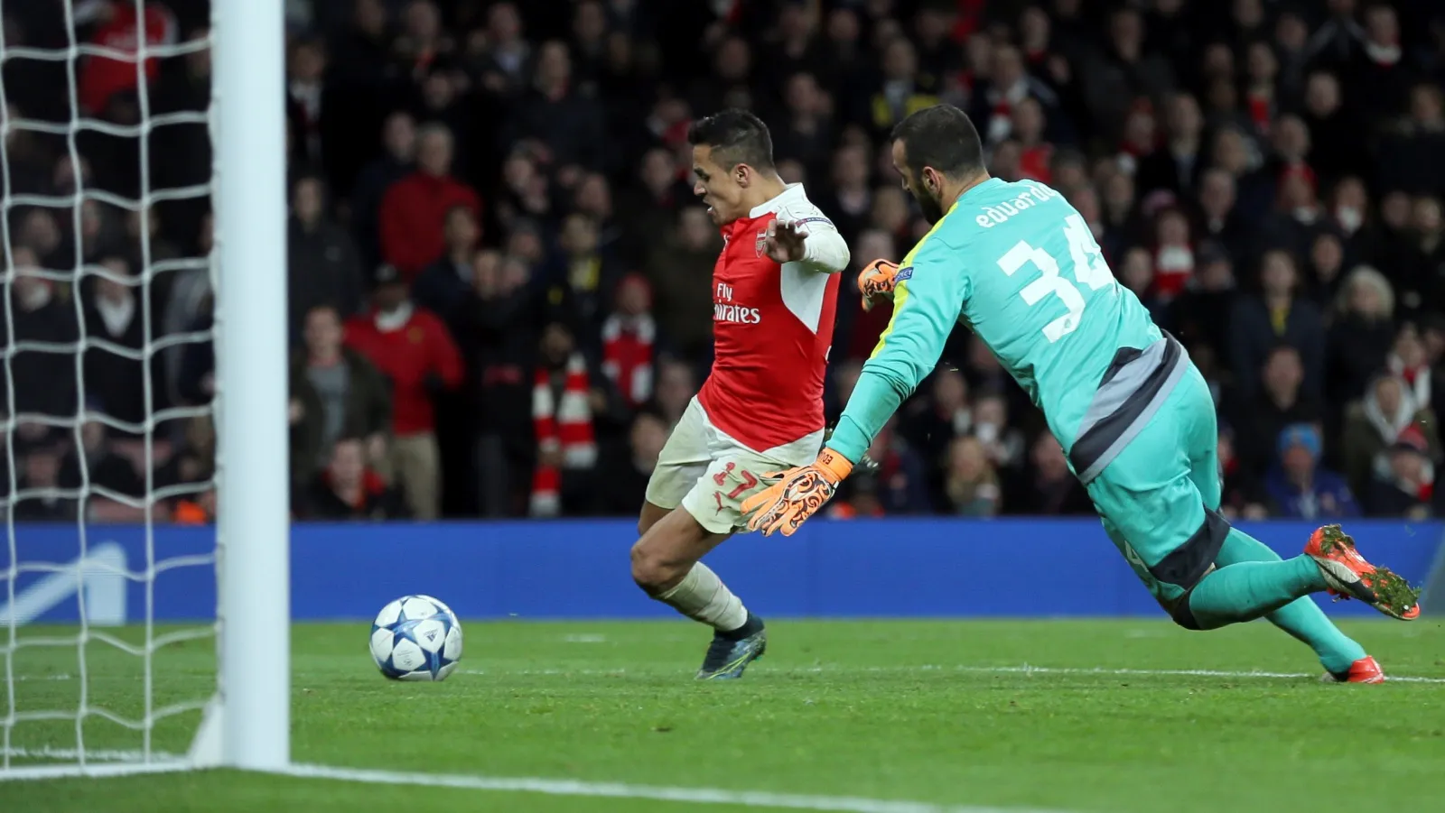 Gra&ccedil;as &agrave; f&uacute;ria de Alexis e &Ouml;zil, o Arsenal far&aacute; decis&atilde;o contra o Olympiacos na rodada final