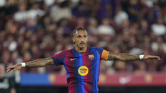 Flick: &lsquo;&Eacute; por isso que Raphinha se tornou o principal capit&atilde;o do Barcelona'