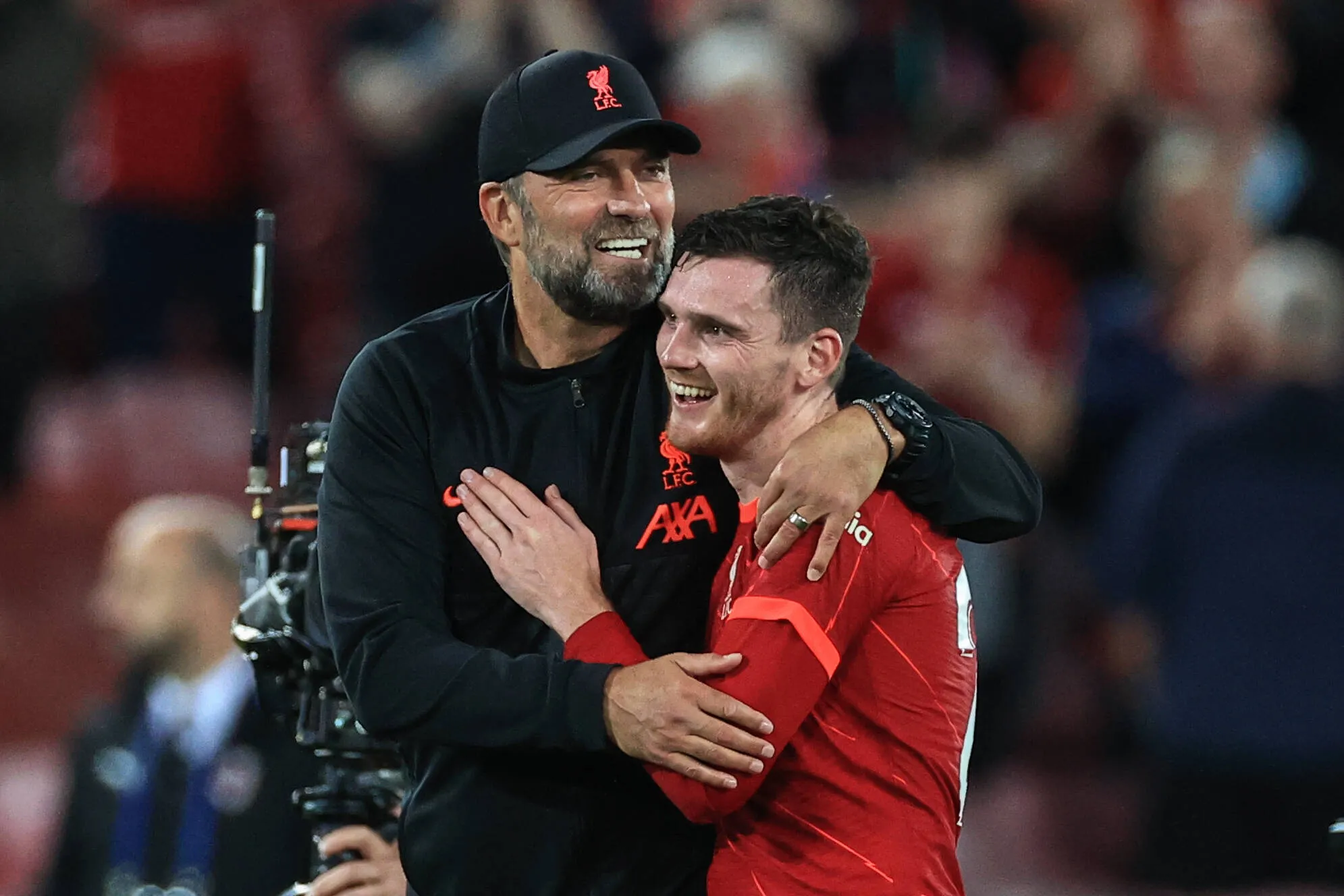 Klopp abra&ccedil;a Andrew Robertson ap&oacute;s jogo do Liverpool