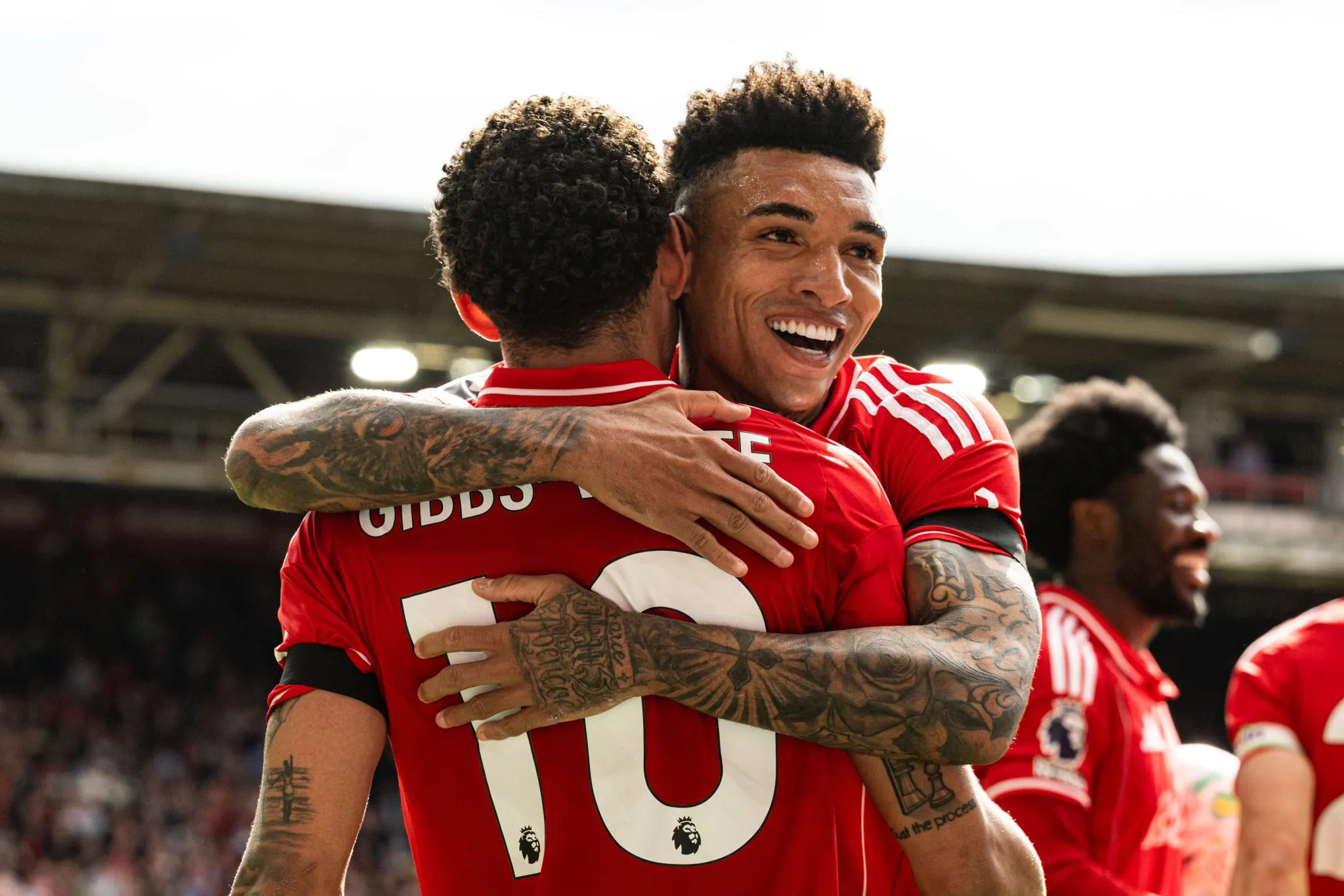 Igor Jesus abra&ccedil;a Gibbs-White em gol do Forest