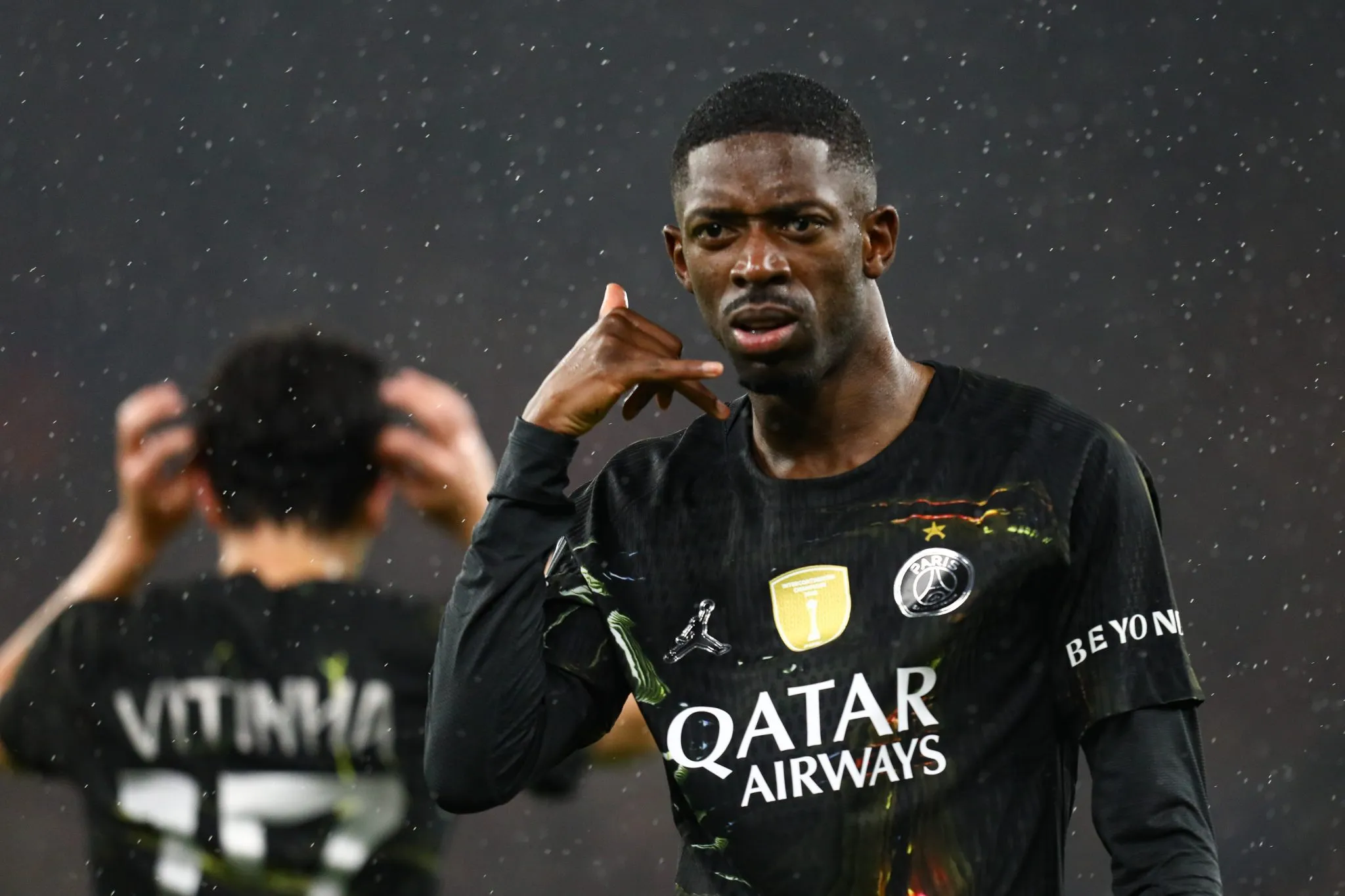 Demb&eacute;l&eacute; comemora gol pelo PSG