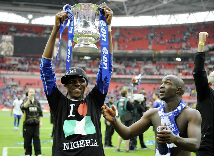 Kanu comemora o t&iacute;tulo da Copa da Inglaterra pelo Portsmouth