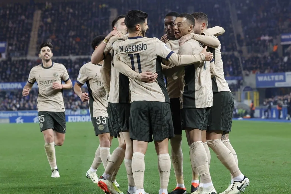 Mbapp&eacute; erra p&ecirc;nalti e faz gol em vit&oacute;ria do PSG sobre o Strasbourg para seguir l&iacute;der isolado da Ligue 1