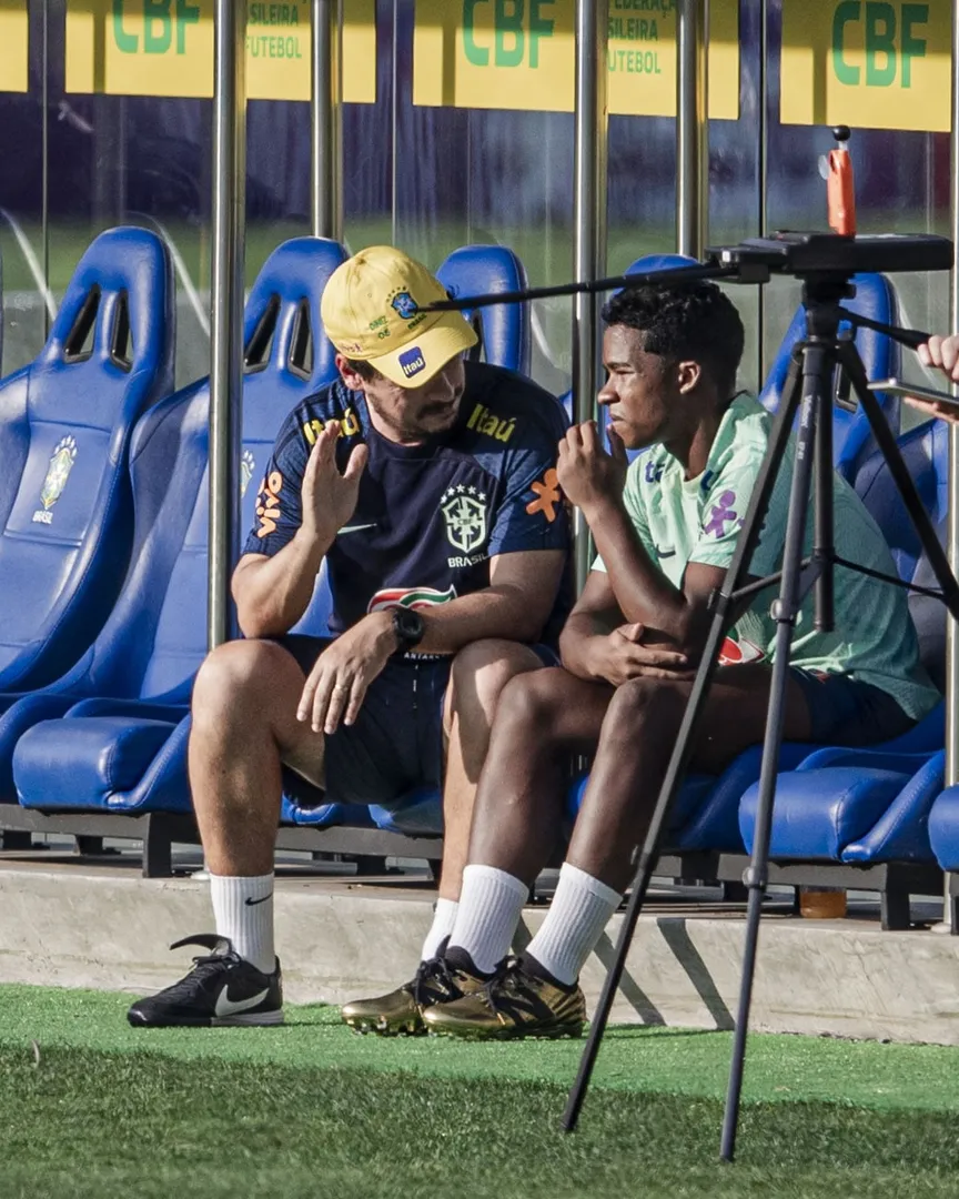 Fernando Diniz com Endrick na Granja Comary: preocupa&ccedil;&atilde;o do treinador vai bem al&eacute;m de resultados - Foto: Icon sport
