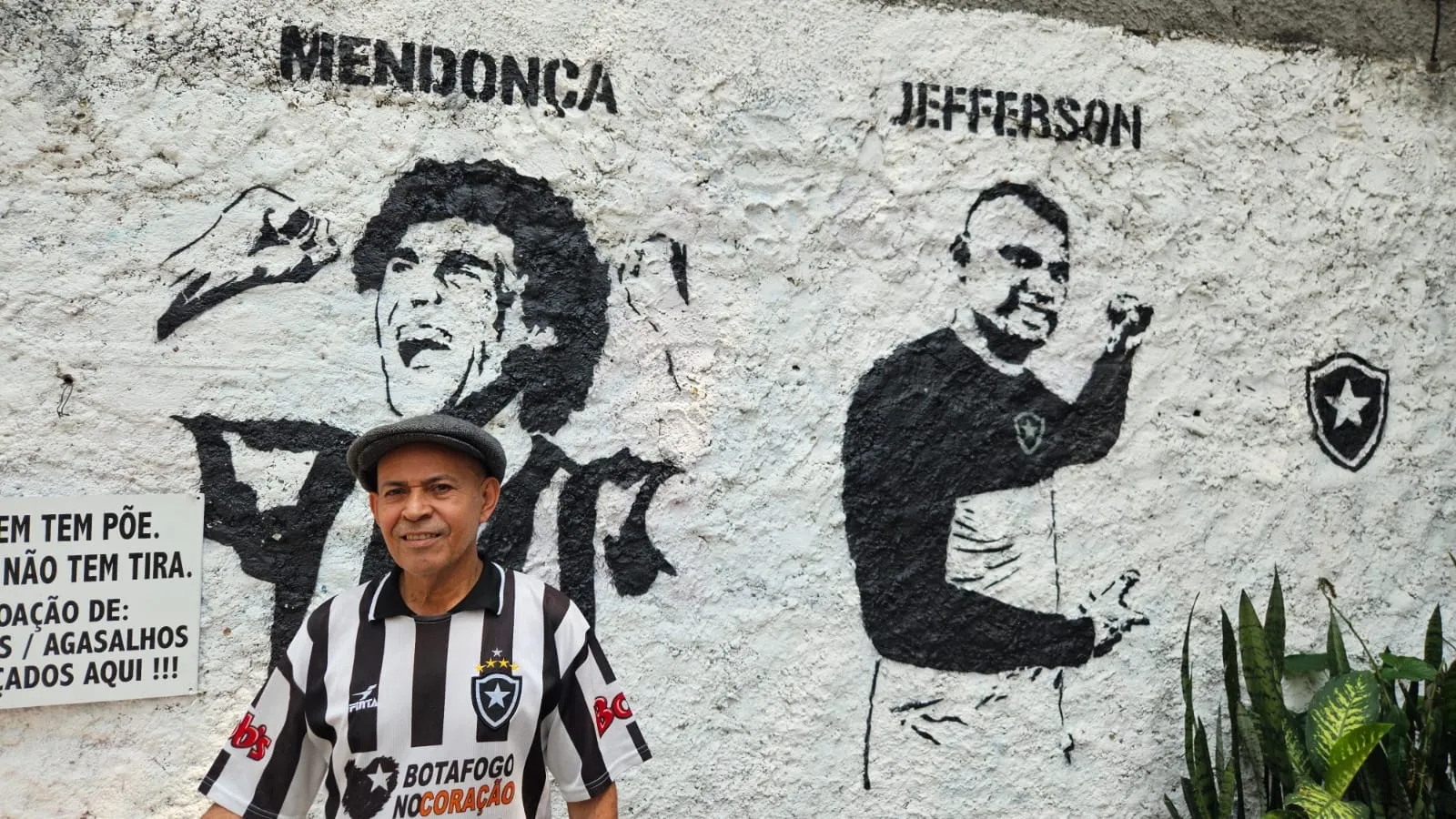 Idealizador do muro na Tijuca, Luiz sempre trabalha com camisa do Botafogo (Foto: Gabriel Rodrigues/Trivela)