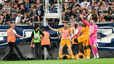 Jogador do Rodez &eacute; agredido por torcedor do Bordeaux, jogo &eacute; abandonado e girondinos devem continuar na segundona
