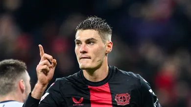 O Leverkusen venceu outra na Bundesliga, dessa vez com endiabrado Schick cravando tr&ecirc;s
