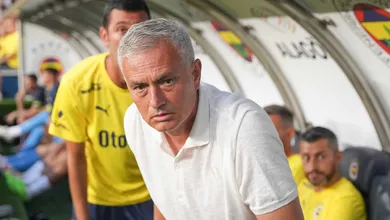 Expuls&atilde;o, gol contra bizarro e mais: Mourinho protagoniza vexame na Champions League