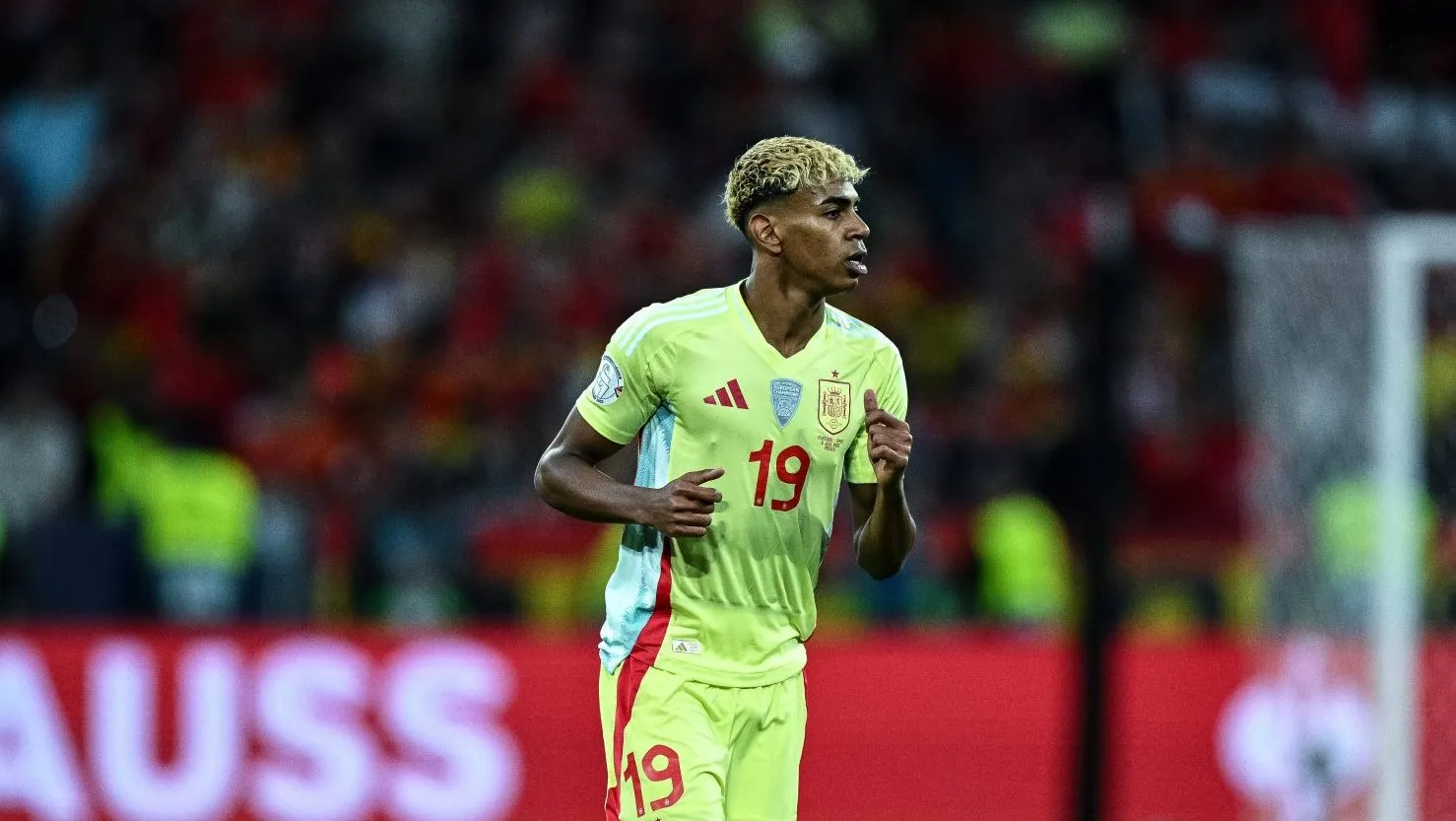 Lamine Yamal defendendo a sele&ccedil;&atilde;o espanhola (Foto: IMAGO / Sebastian Frej)