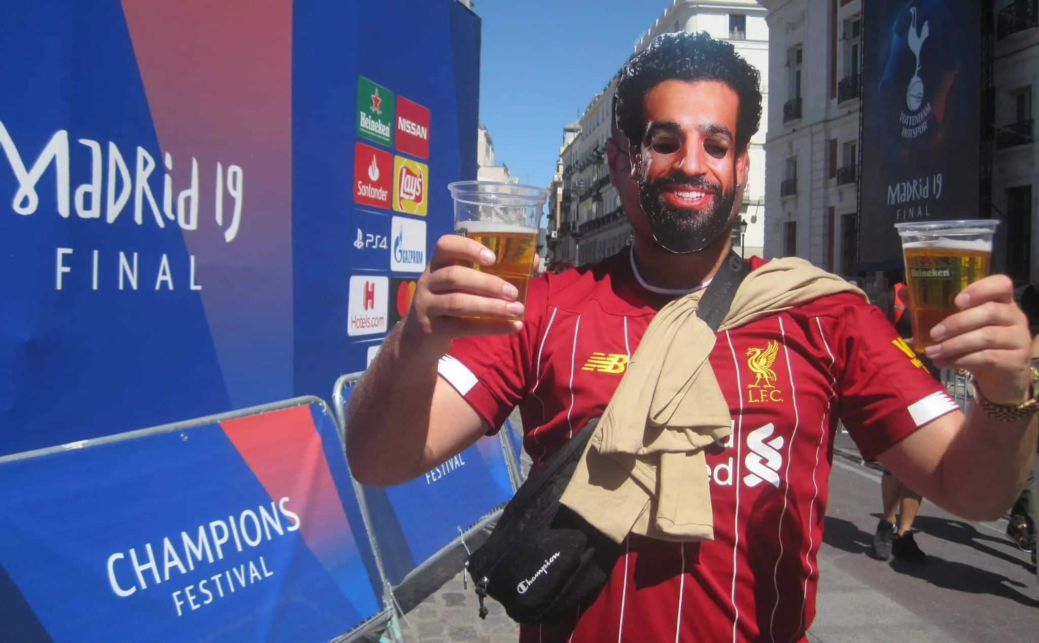 Torcedores chegam a Madri para a final: fan&aacute;tico do Liverpool paga &pound; 2,5 mil pelo ingresso