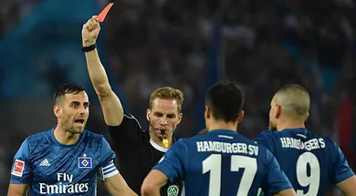 No jogo da Bundesliga em que o &aacute;rbitro se machucou, seu substituto merece os devidos elogios