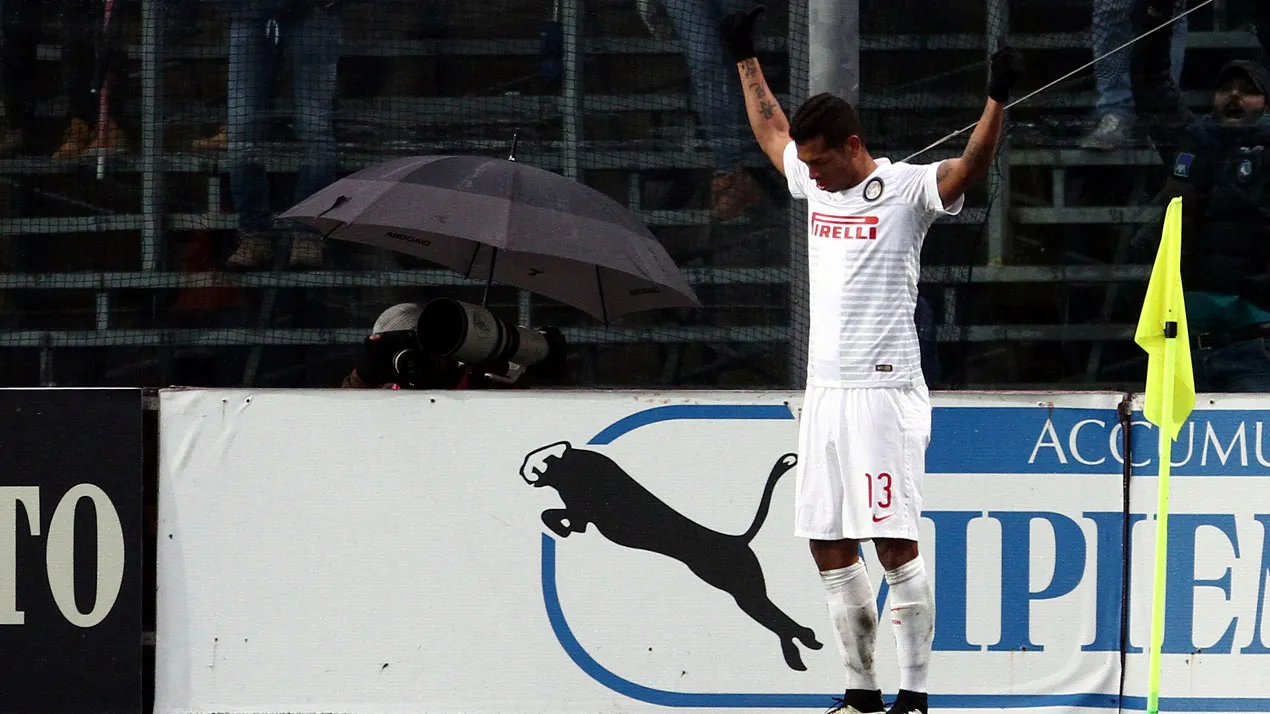 Fredy Guar&iacute;n comemora gol pela Inter (AP Photo/Felice Calabro')