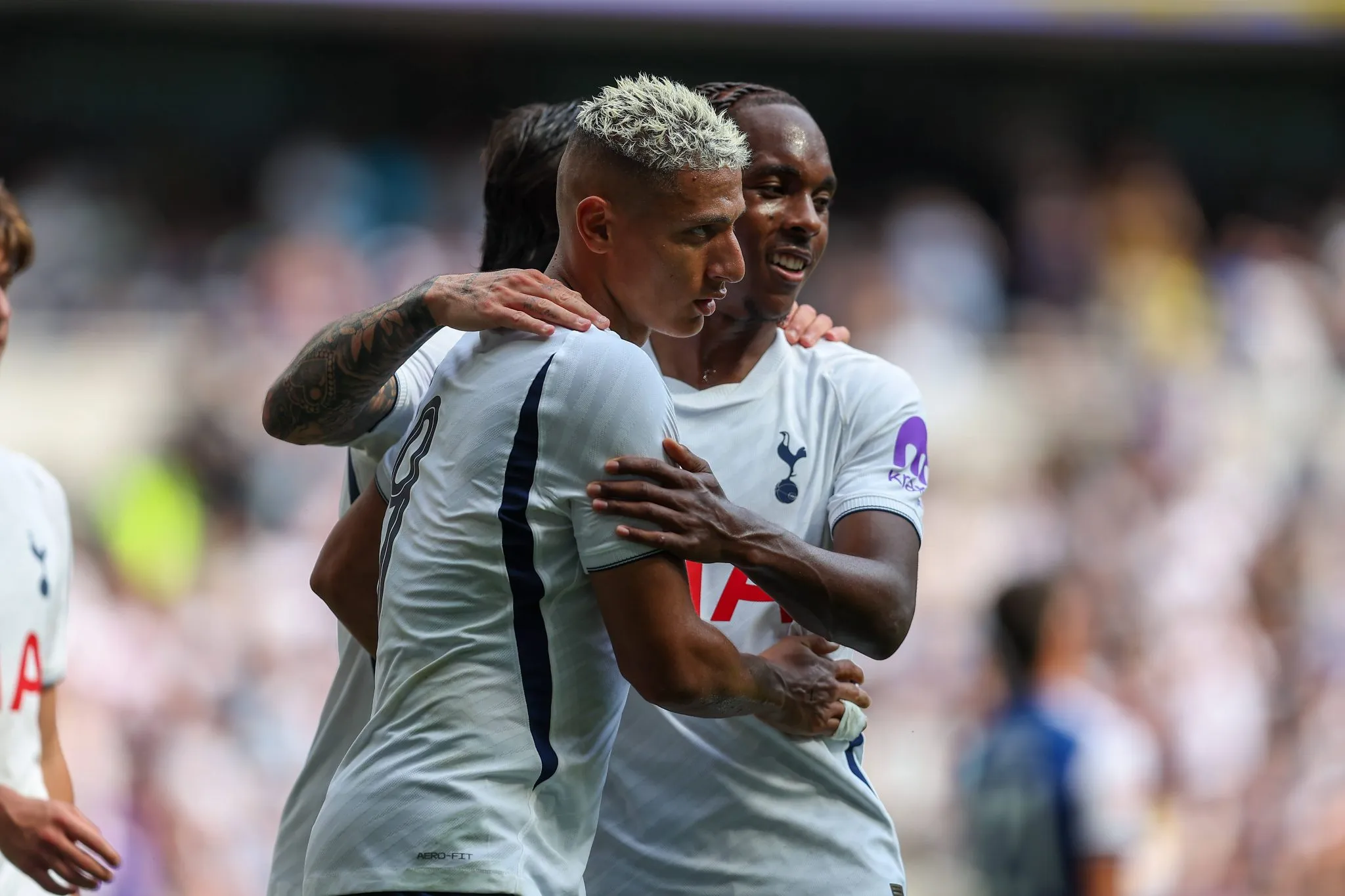 Richarlison e Tel comemoram gol do Tottenham