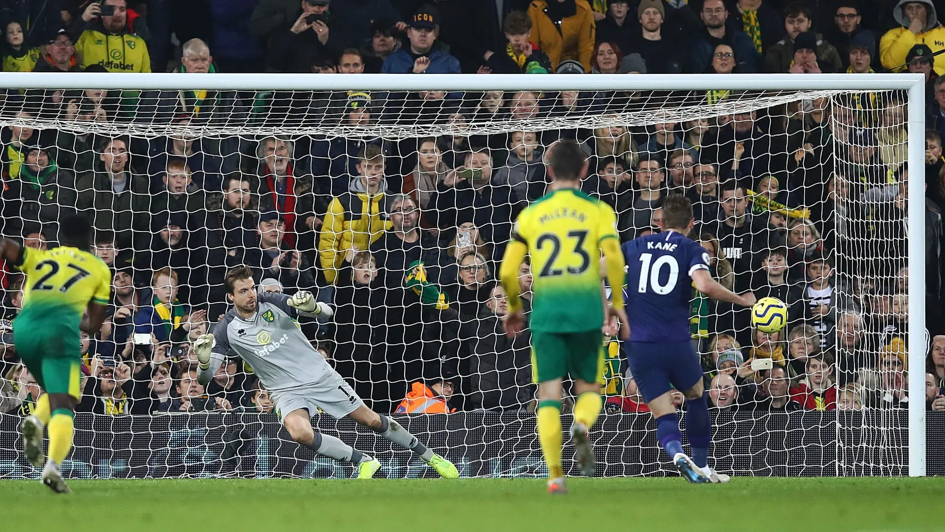 Tottenham escapou da derrota, mas n&atilde;o do trope&ccedil;o em empate com Norwich