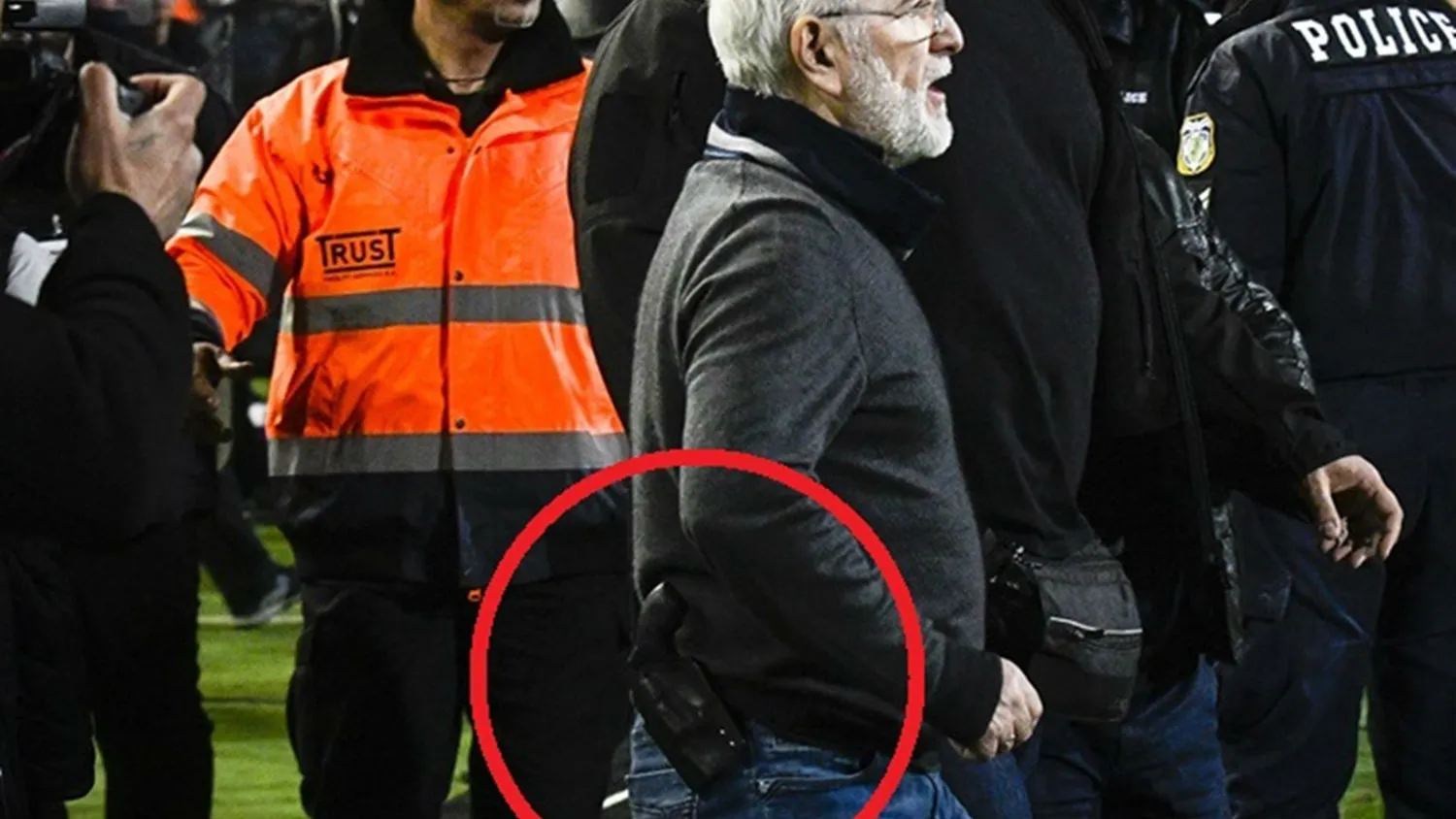 Ap&oacute;s gol anulado, presidente do PAOK invade gramado armado e amea&ccedil;a o &aacute;rbitro